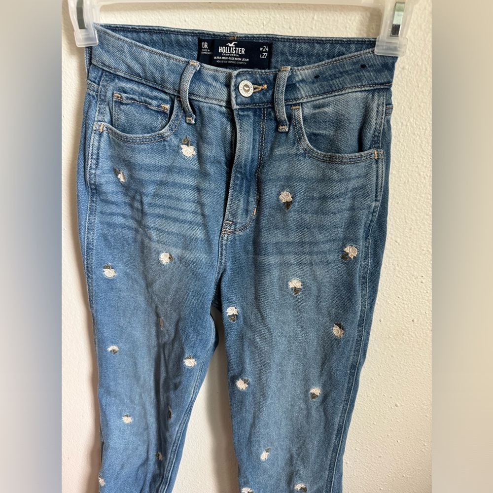 Hollister Co. Ultra High-Rise Mom Denim Jeans Embroidered white roses!